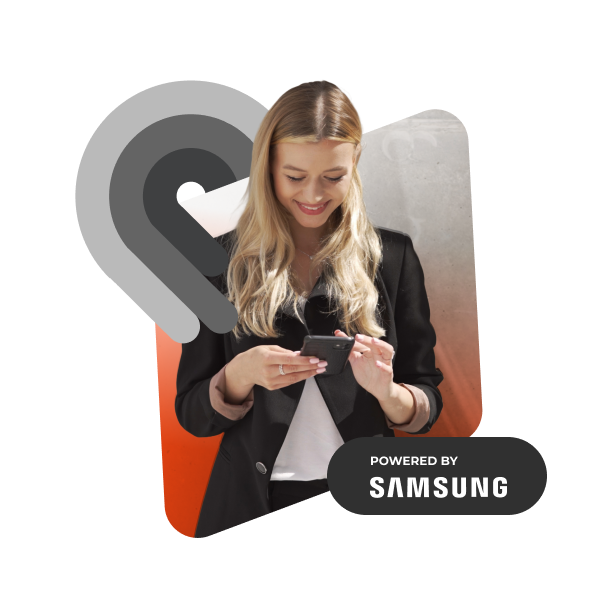 ragazza sorridente con cellulare in mano powered by samsung